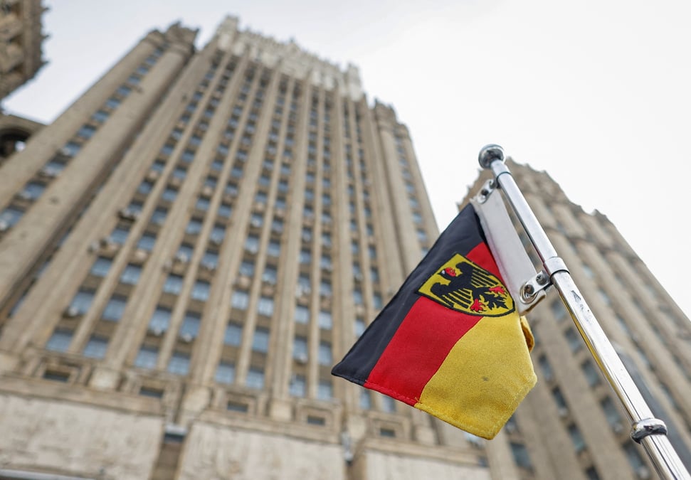Photo d'un drapeau allemand est place sur la voiture de l'ambassadeur d'allemagne en russie, alexander graf lambsdorff, devant le ministere russe des affaires etrangeres a moscou