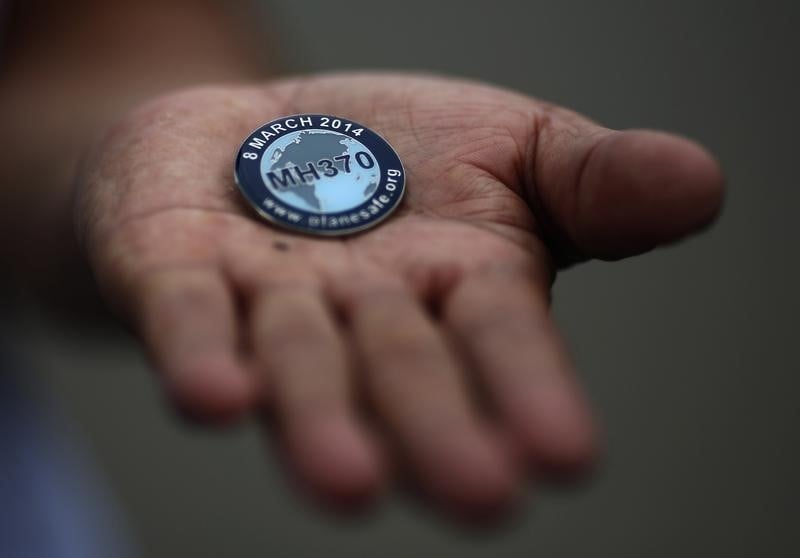 Un morceau d'aile retrouve a la reunion relance les speculations sur le vol mh370