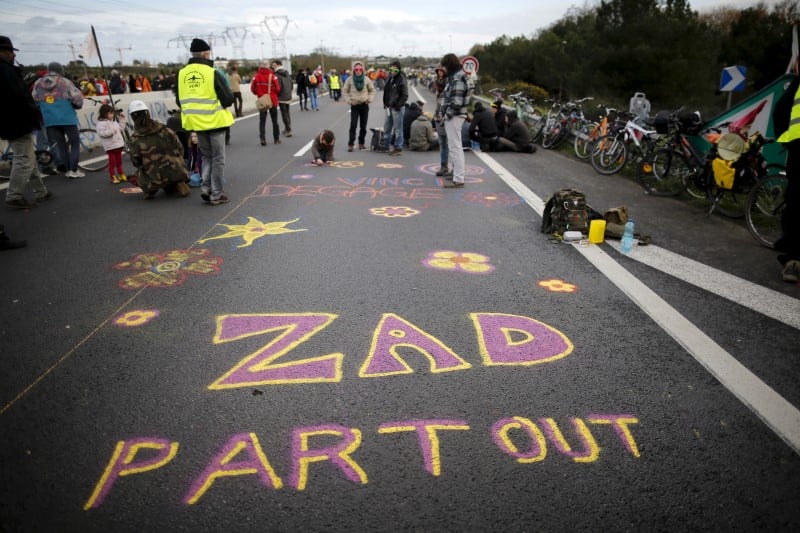 Les opposants a l'aeroport de notre-dame-des-landes deboutes