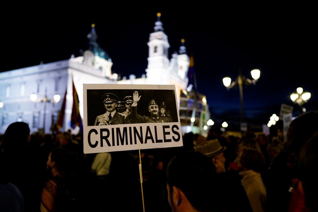 Manifestation contre l'inhumation de franco a madrid