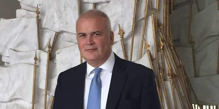 Avocat au barreau de Paris, Philippe de Veulle est chargé d'enseignement en droit constitutionnel à l'université de Paris V Malakoff.