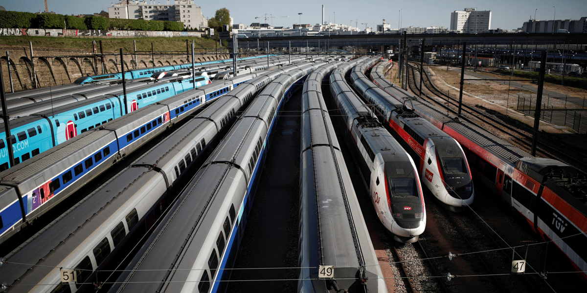 Des TGV sont stationnés près de la gare de Lyon à Paris lors du confinement pour limiter la propagation du coronavirus