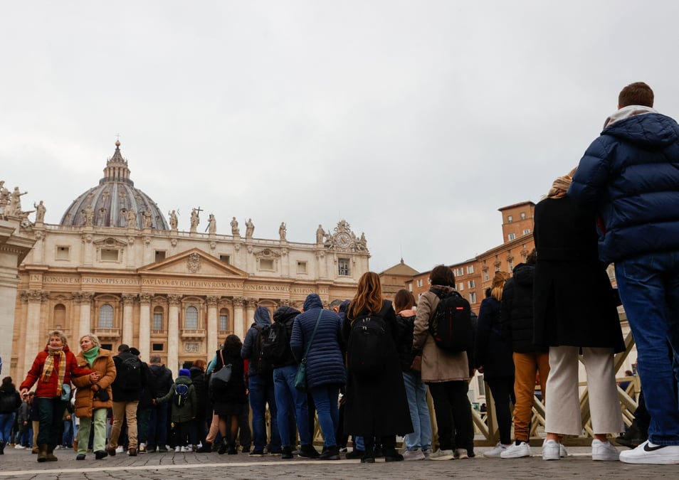 Photo des gens dans la file d'attente pour entrer dans la basilique saint-pierre et rendre hommage a l'ancien pape benoit xvi