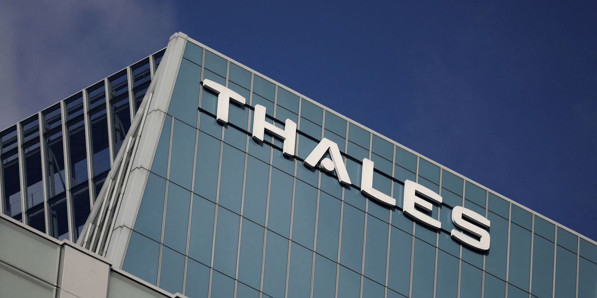 Le logo du groupe francais de defense et d'electronique thales est visible dans le quartier d'affaires de la defense, pres de paris