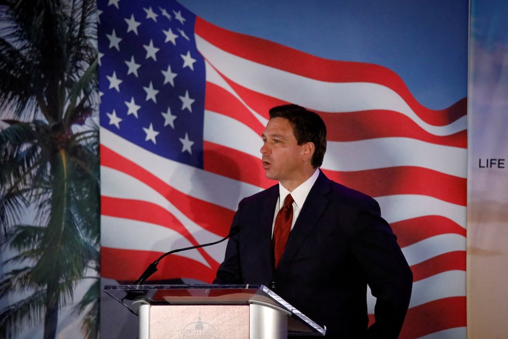 Le gouverneur de floride ron desantis s'exprime lors du diner de gala annuel du florida family policy council, a orlando