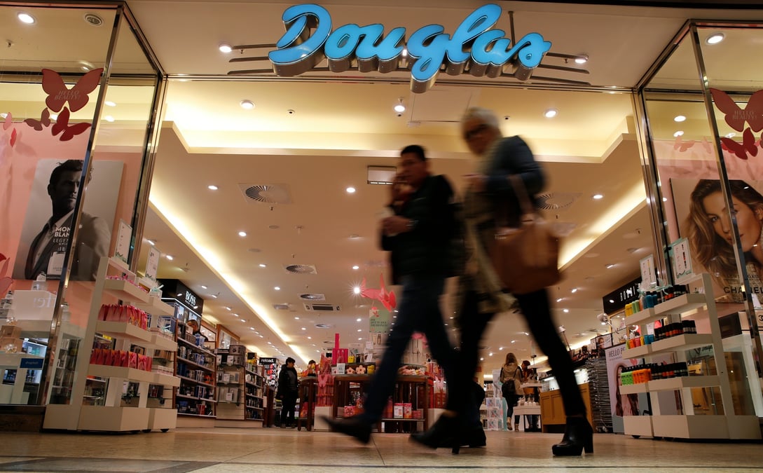 Photo d'archives des gens qui passent devant la parfumerie douglas en allemagne