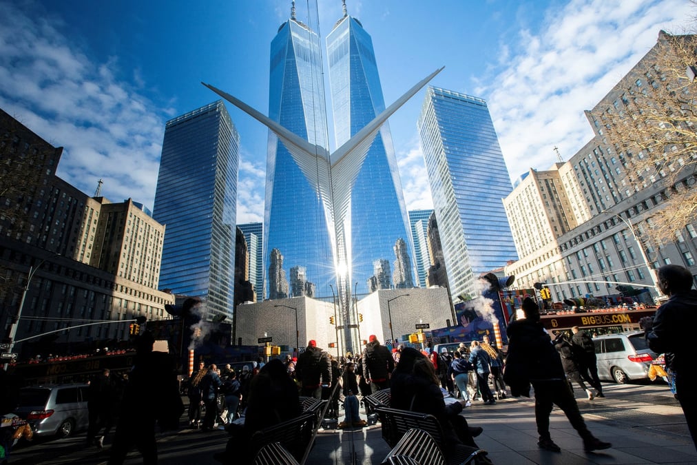 Des personnes marchent dans le quartier financier pres de la bourse de new york (nyse) a new york