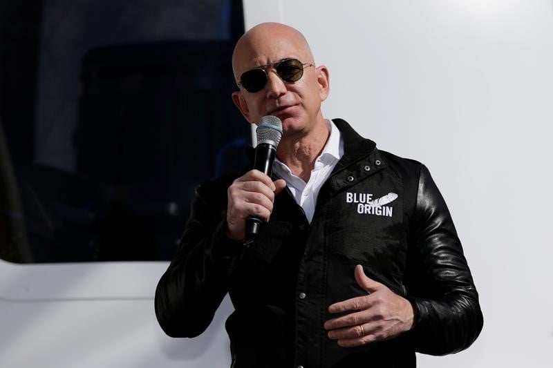 Bezos, pdg d'amazon, devient l'homme le plus riche du monde, rapporte forbes