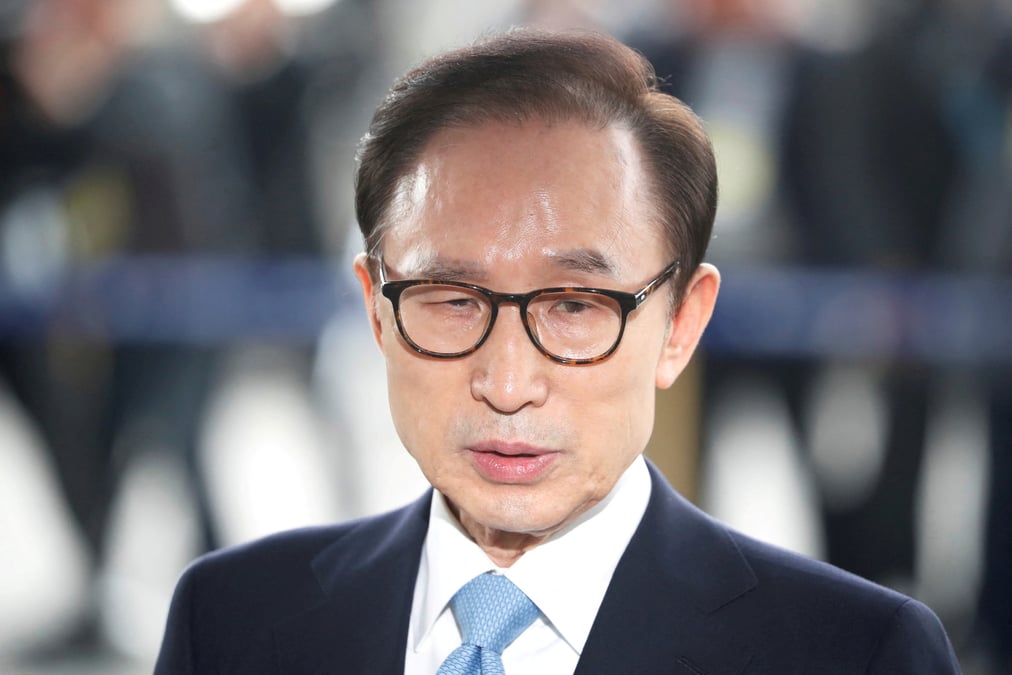 Photo d'archives de l'ancien president sud-coreen lee myung-bak arrivant au bureau des procureurs a seoul