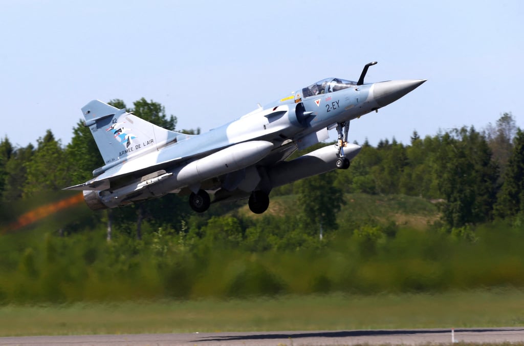 Photo d'archives: l'avion de combat mirage 2000-5 de l'armee de l'air francaise decolle lors de la mission de police aerienne de l'otan dans la base aerienne militaire d'amari