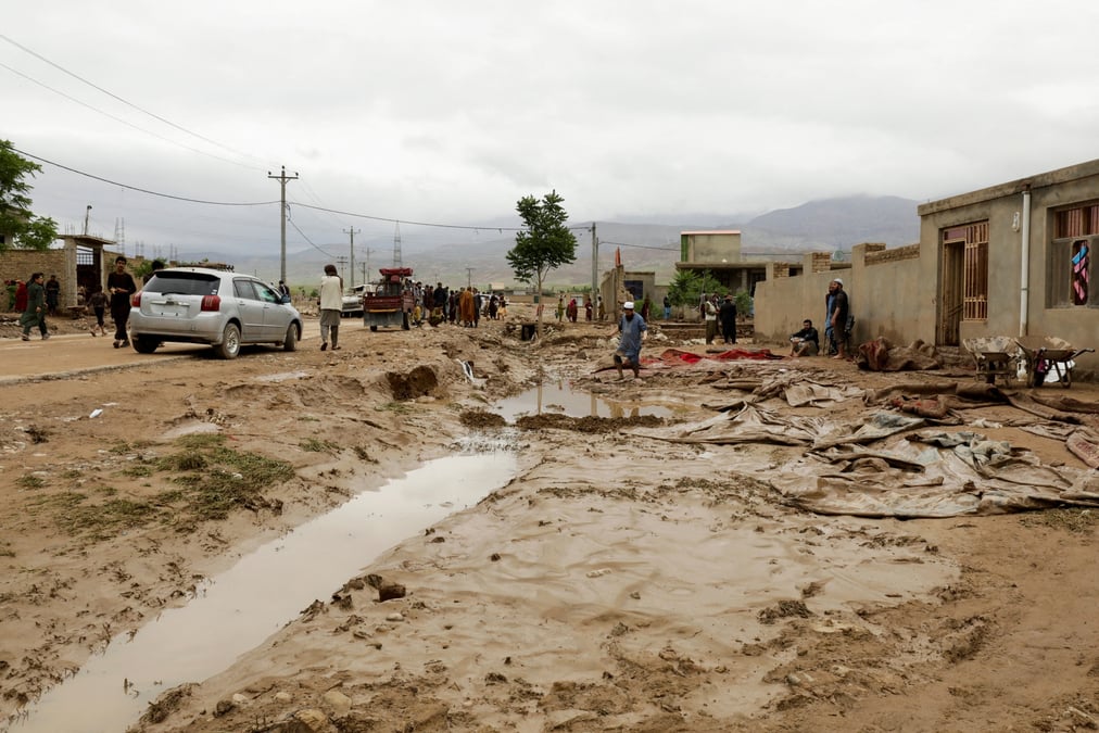 Des personnes reparent les degats causes par des inondations suite a de fortes pluies dans la province de baghlan
