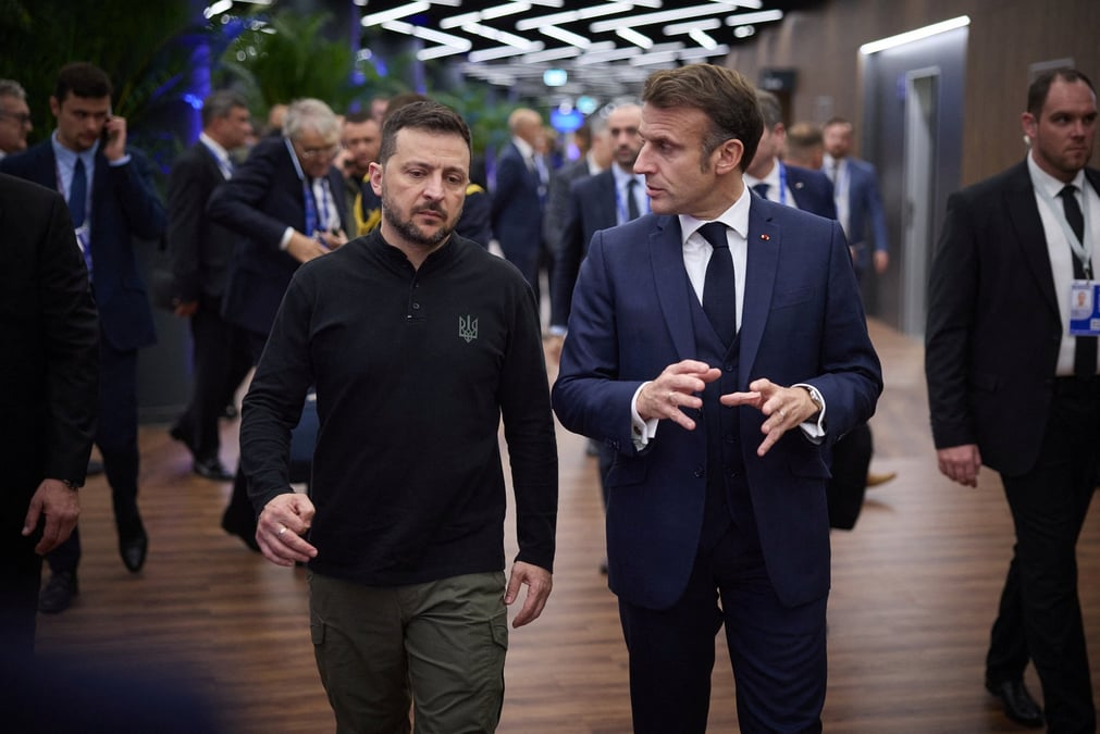 Le president ukrainien volodimir zelensky et le president francais emmanuel macron a budapest