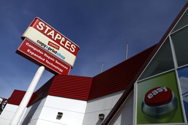 Sycamore proche d'un accord pour racheter staples