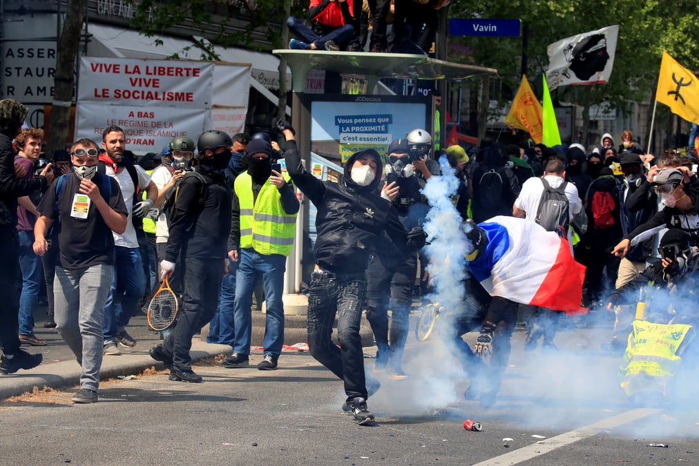 Premieres tensions dans les defiles du 1er-mai a paris
