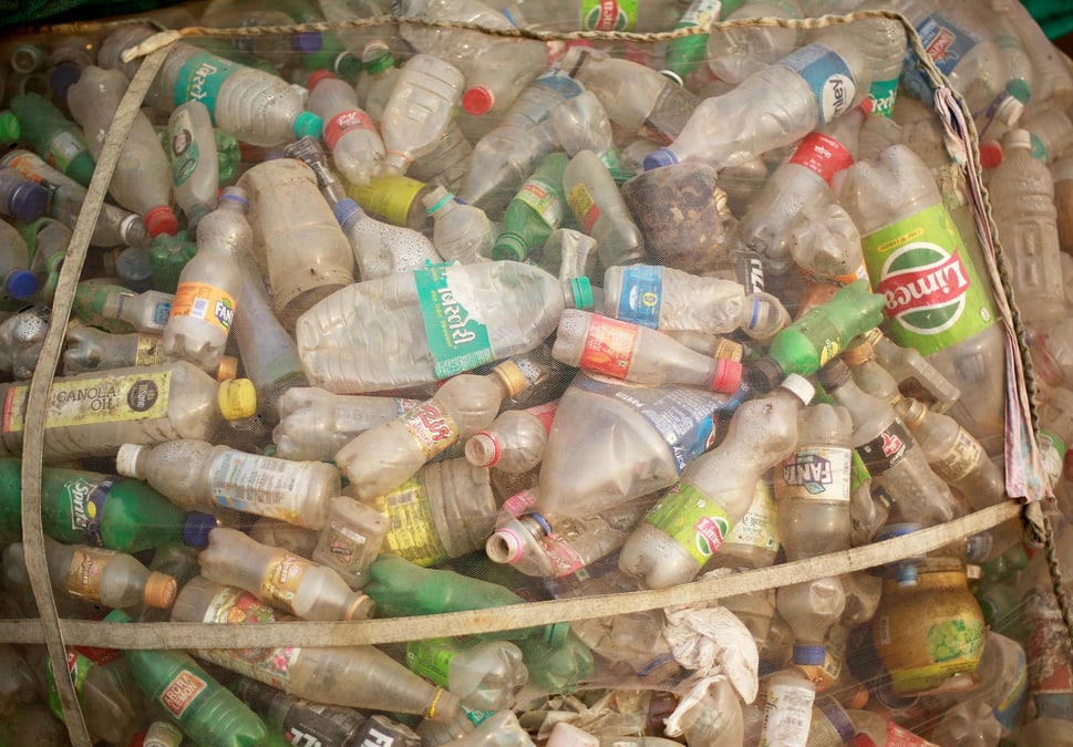 Les défenseurs de l'environnement, ainsi qu'une soixantaine de pays, plaident pour une restriction de la production mondiale de plastiques à la source, ainsi que des mises sur le marché de plastiques à usage unique. Les industriels et les pays producteurs de pétrole ou de plastique militent pour une amélioration de la gestion des déchets et du recyclage.
