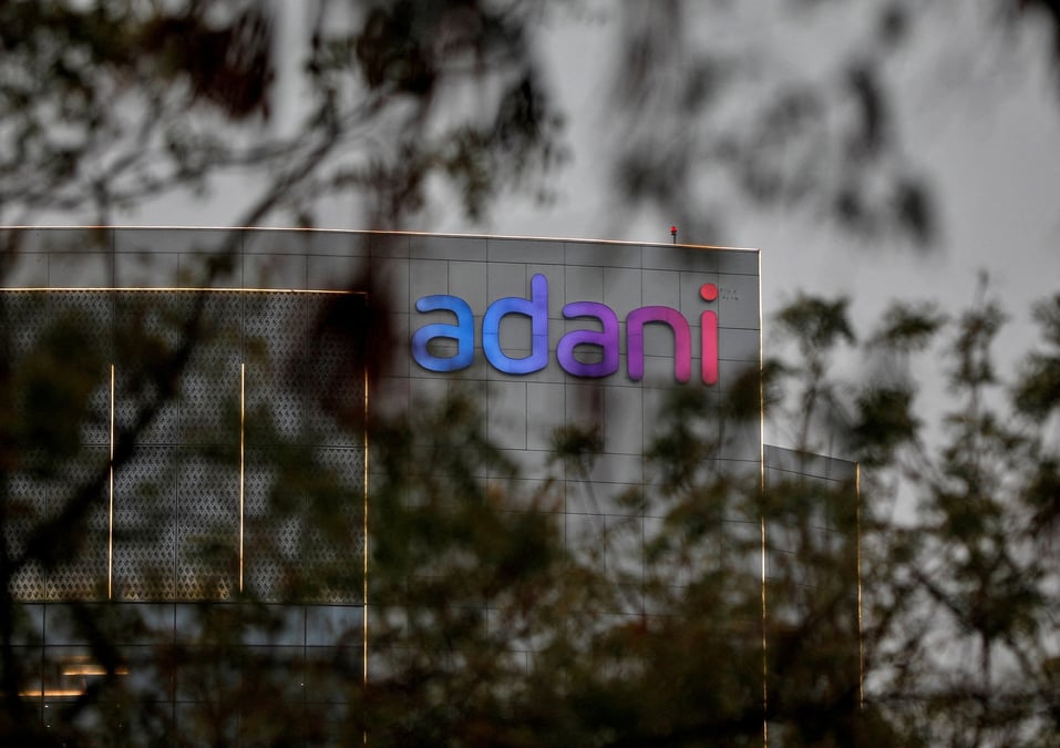 Le logo du groupe adani est visible sur la facade de son siege social a la peripherie d'ahmedabad