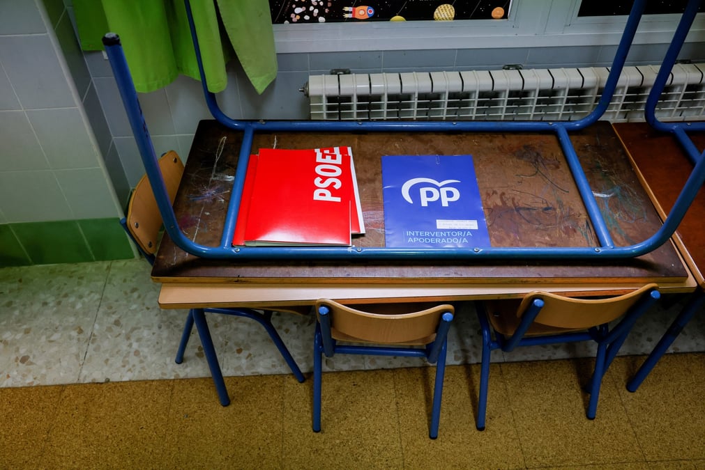 Des depliants du parti socialiste ouvrier espagnol (psoe) et du parti populaire (pp) sur une table dans un bureau de vote