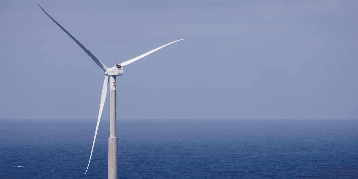 Une eolienne de siemens gamesa vue de la cote de telde sur l'ile de grande canarie