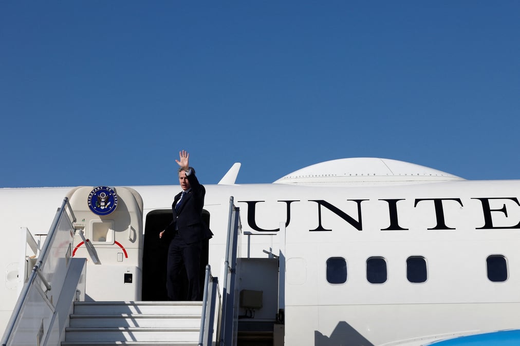 Le secretaire d'etat americain antony blinken monte a bord d'un avion a amman, en jordanie