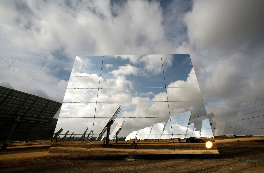 Centrale solaire ps20 dans le parc solaire "solucar" a sanlucar la mayor
