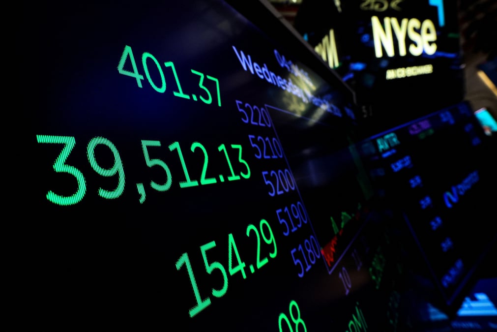 Un ecran affiche la moyenne industrielle dow jones apres la cloture des transactions de la journee a  la bourse de new york