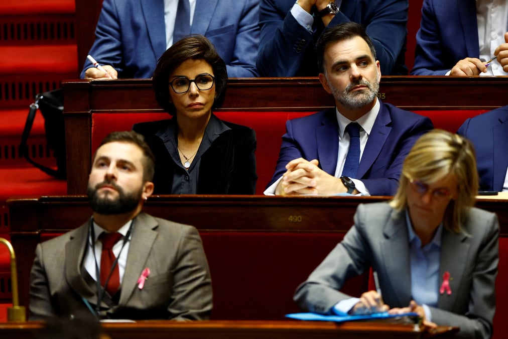 Des ministres ecoutent le discours de politique generale du premier ministre francais a l'assemblee nationale a paris