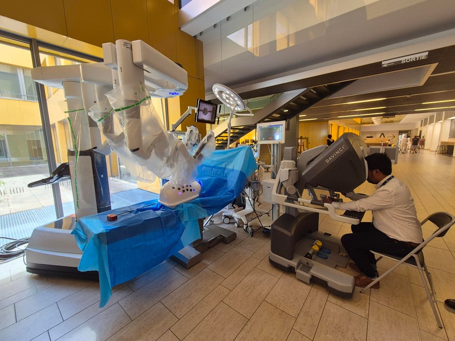 Lors du séminaire sur la robotique chirurgicale organisé à Chalon-sur-Saône par le PMT et Robotics Valley, le 26 juin, était exposé un Da Vinci. Ce robot médical est une machine dirigée par un chirurgien pour réaliser des opérations, principalement au niveau de l’abdomen. Il est vendu par l'entreprise américaine Intuitive Surgical.