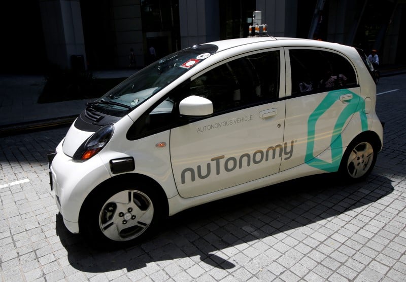 Un taxi sans chauffeur dans les rues de singapour