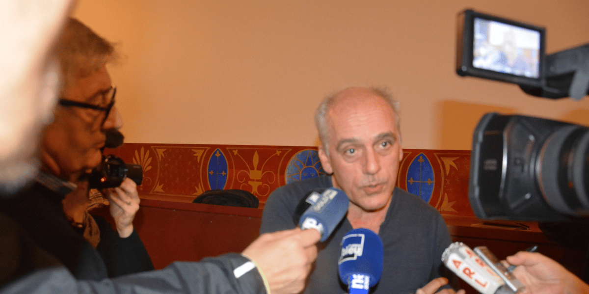 Philippe Poutou lors de l'annonce de sa candidature avec la liste Bordeaux en luttes, au cinéma Utopia à Bordeaux.