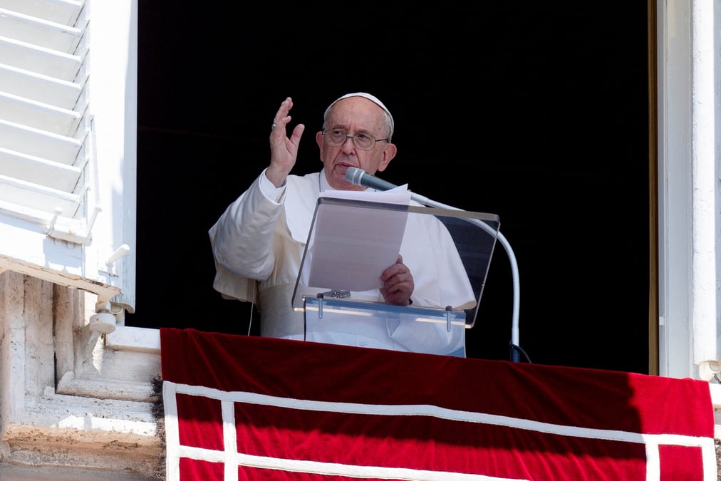 Le pape critique la cruaute des forces russes, questionne l'origine du conflit