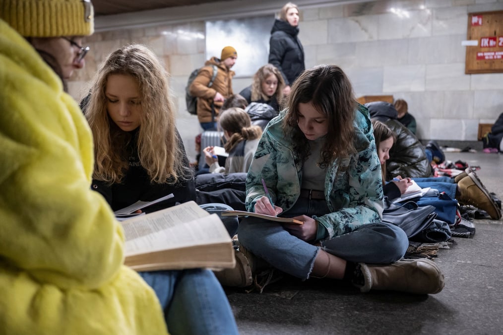 Des eleves assistent a un cours dans une station de metro de kyiv