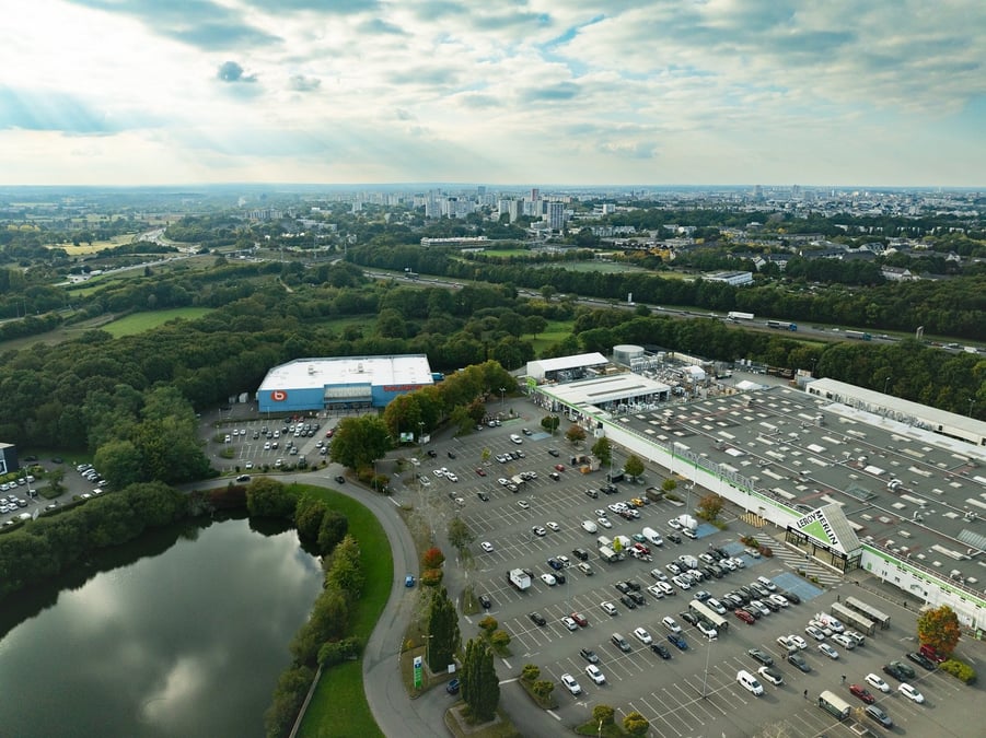 Le potentiel des entrées de ville est important : Icade en répertorie 1.500 en France, susceptibles de se prêter à ces opérations, représentant une capacité de requalification de 70 millions de m² et de 50 millions de m2 de « renaturation ».