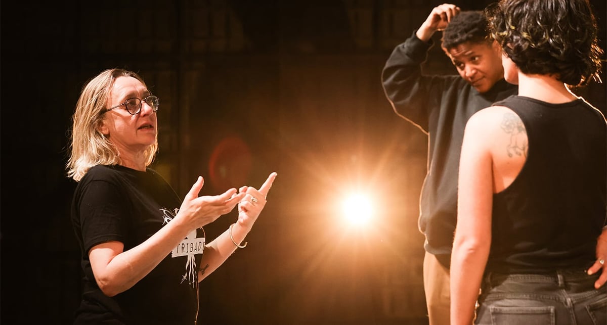 Virginie Despentes revient sur les planches avec «  Romancero Queer », qui remporte un triomphe auprès du grand public.