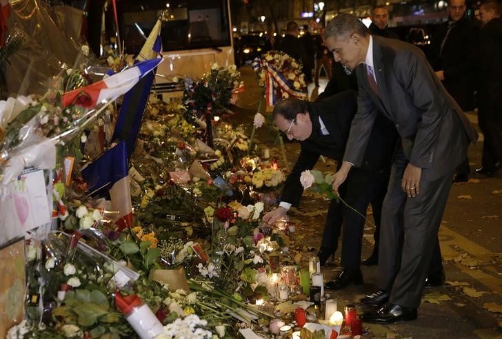 Barack obama et francois hollande se recueillent au bataclan
