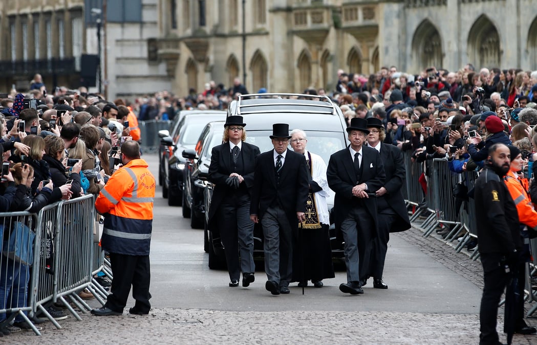 Cambridge rend un dernier hommage a stephen hawking
