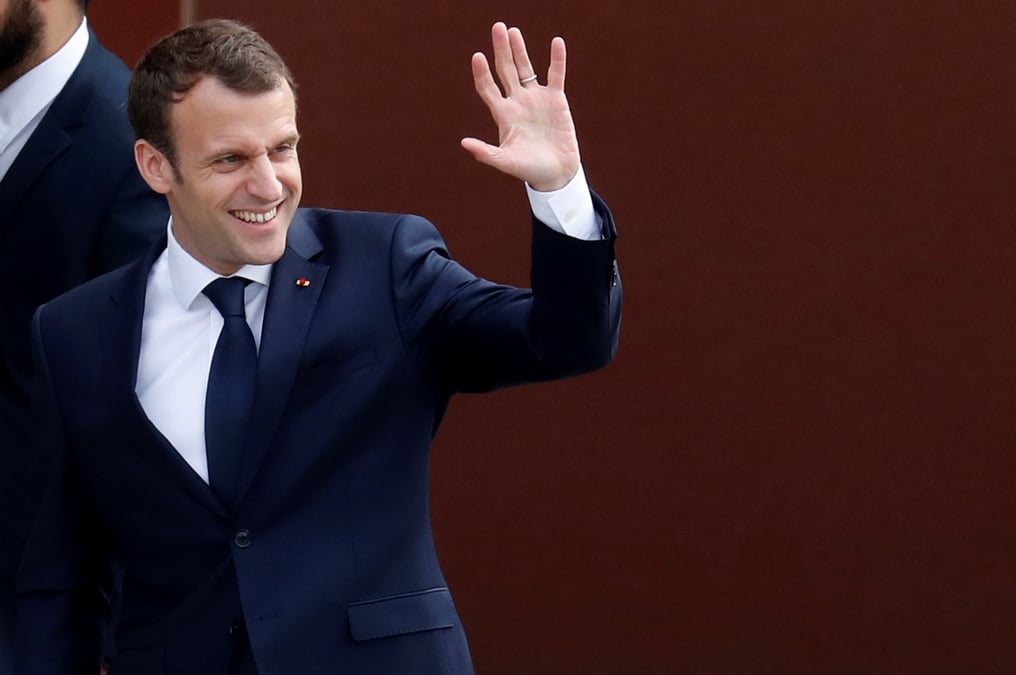 Macron defend son action pour redresser "la maison" france