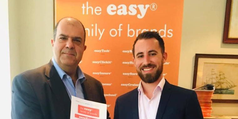 Sir Stelios Haji-Ioannou, chairman de easyGroup, et Romain Mefret, président de Blackmice, dans les locaux de easyGroup à Londres