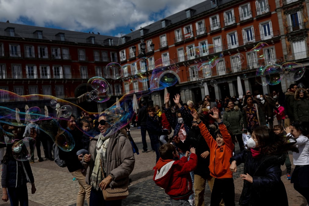 L'espagne assouplira les consignes sur le port du masque a partir du 20 avril