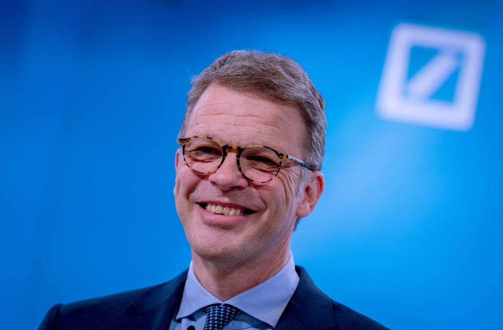 Le president du directoire de deutsche bank christian sewing