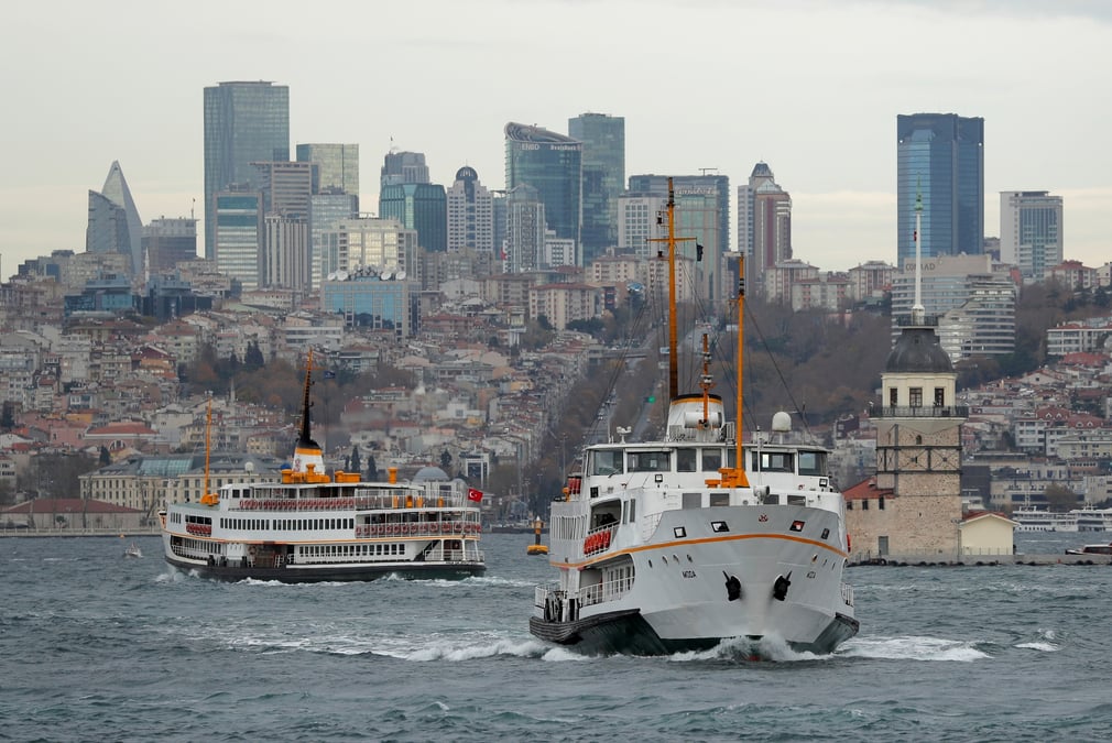Des ferries traversent le bosphore a istanbul, en turquie
