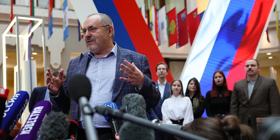 Boris Nadejdine, investi par le parti Initiative civile, face à des journalistes le 31 janvier à Moscou.