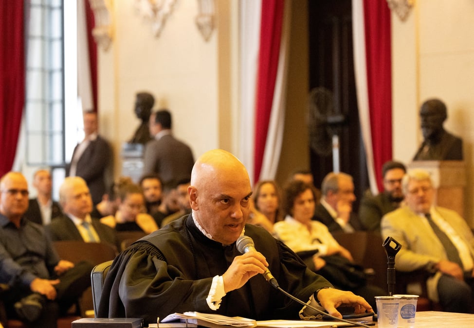 Alexandre de moraes, juge de la cour supreme du bresil, assiste a un evenement academique a la faculte de droit de l'universite de sao paulo