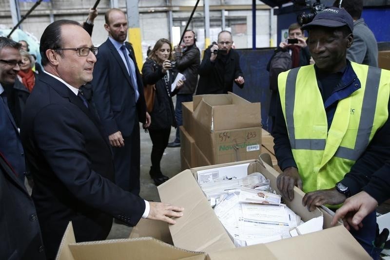 En visite a la courneuve, francois hollande annonce la creation d'une agence pour les banlieues