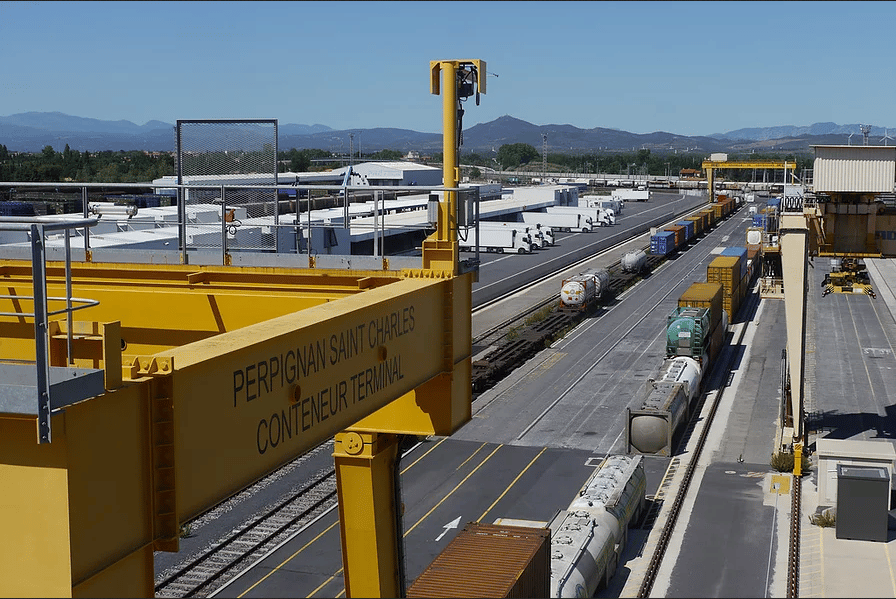 La plate-forme Saint-Charles International, à Perpignan, est l'un des principaux maillons de la chaîne d'import-export de fruits et légumes en Europe.