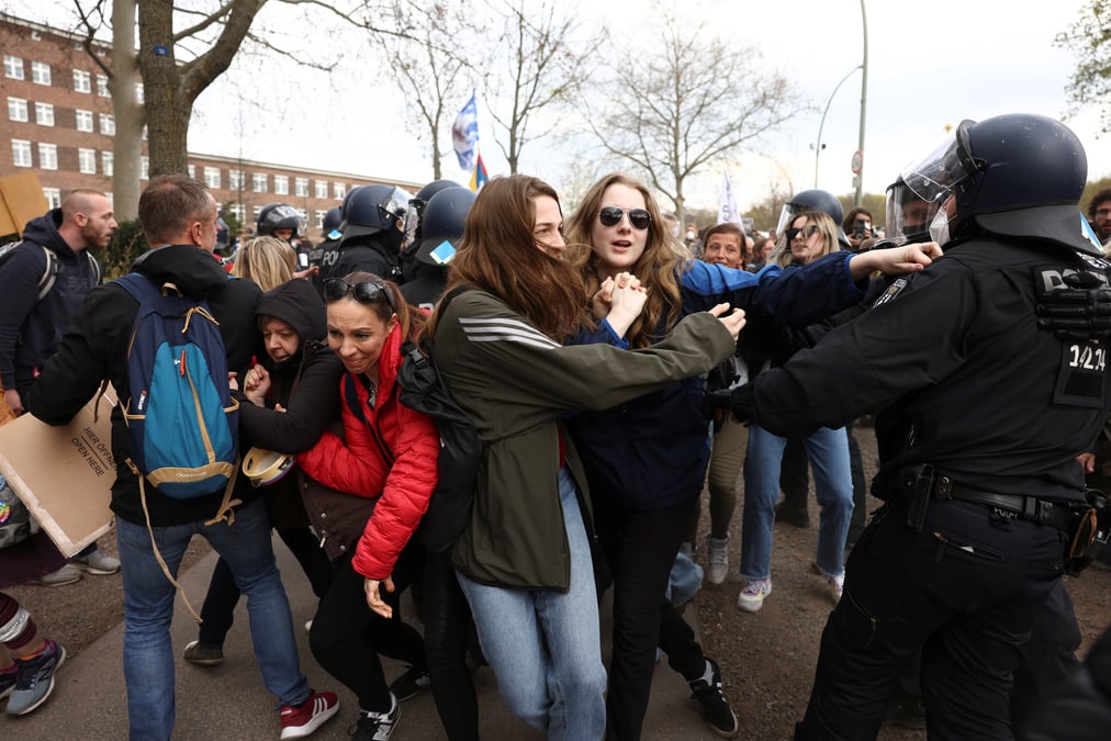 Coronavirus: heurts entre police allemande et manifestants anti-confinement