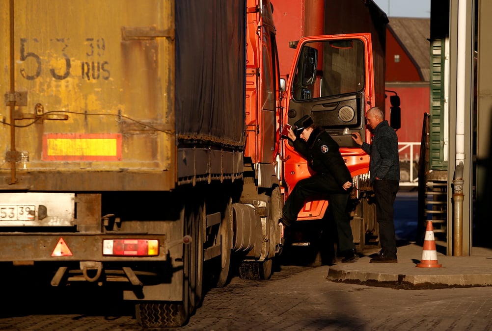 Ue: les pays baltes vont restreindre l'entree des russes