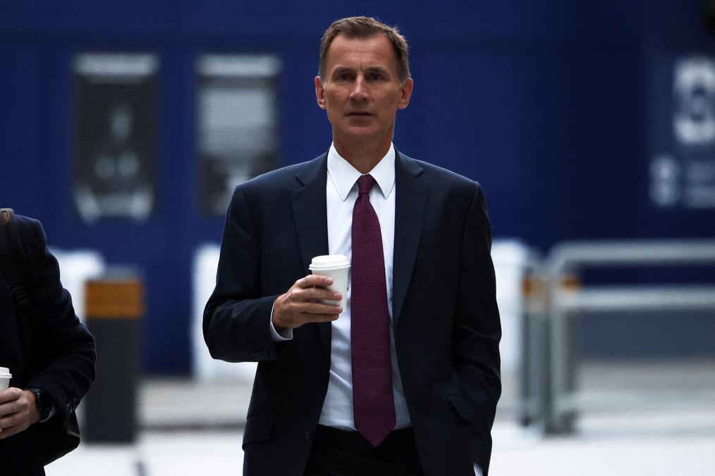 Le nouveau ministre britannique des finances, jeremy hunt, arrive a la bbc, a londres