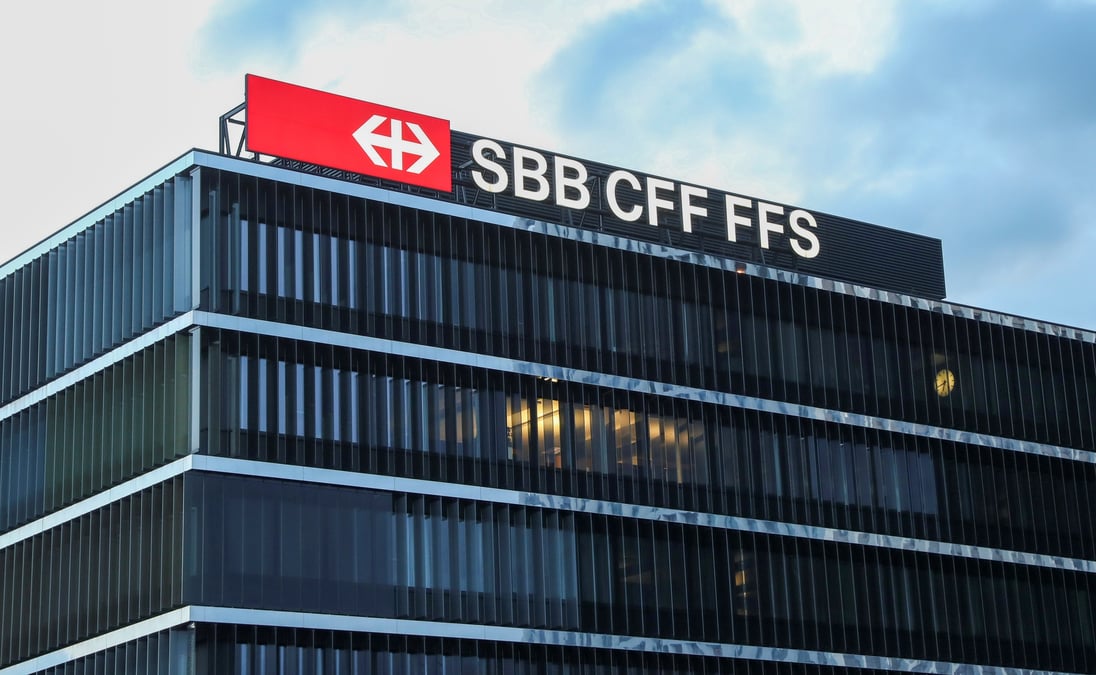 Le logo de l'operateur ferroviaire suisse cff sur le siege de l'entreprise