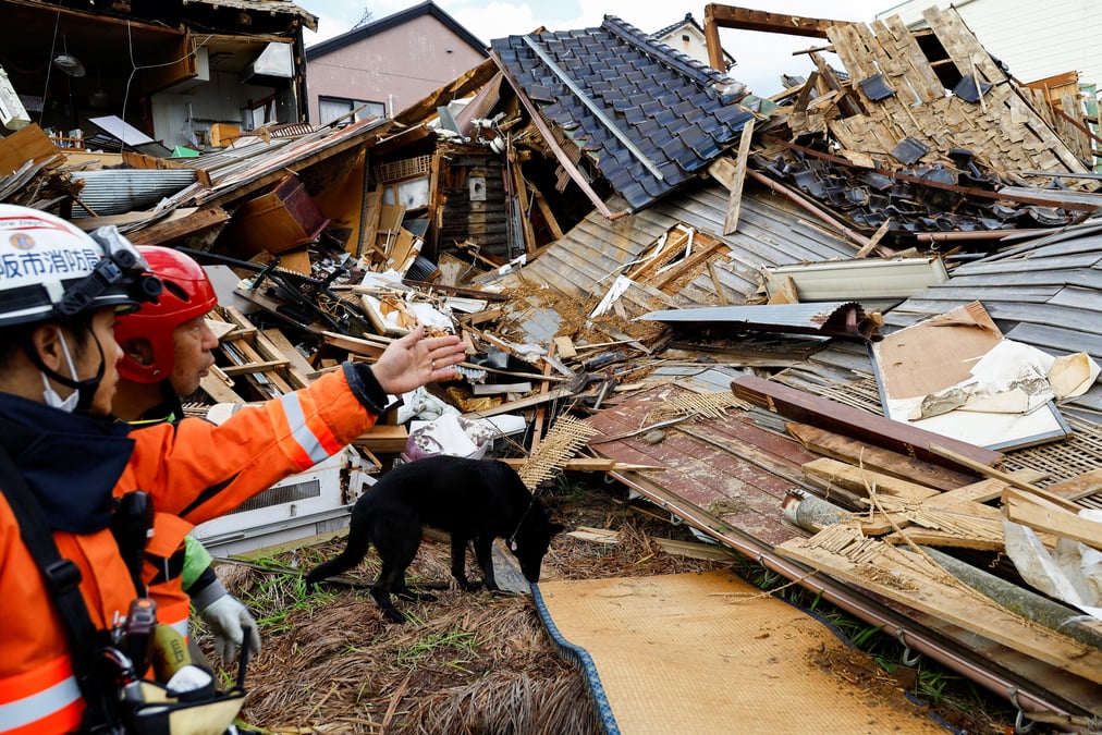 Recherches en cours a la suite d'un tremblement de terre, a wajima