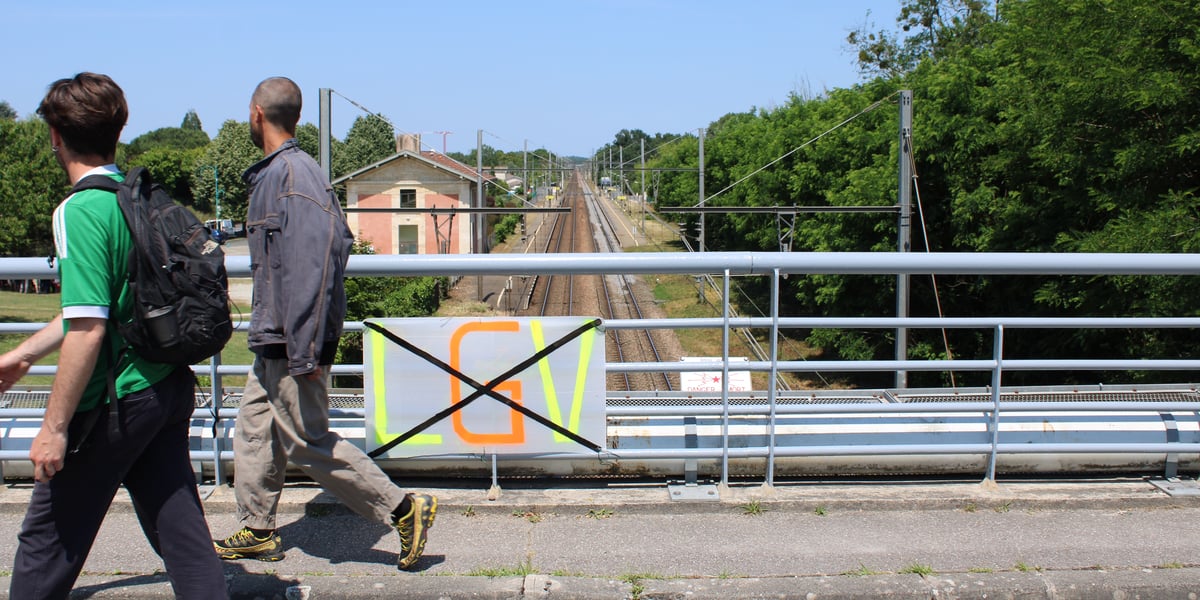 A Saint-Médard d'Eyrans, au sud de Bordeaux, les riverains s'opposent au chantier ferroviaire.